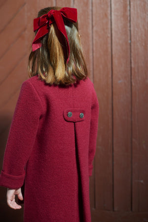 abrigo-austriaco-bolsillos-Marae-rojo-detalle-espalda-bebé