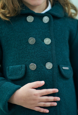 abrigo-austriaco-bolsillos-marae-verde-botella-detalle